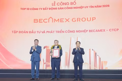 Ông Nguyễn Văn Thanh Huy, Phó Tổng Giám đốc Tập đoàn Becamex nhận vinh danh Top 10 Công ty bất động sản công nghiệp uy tín năm 2026.