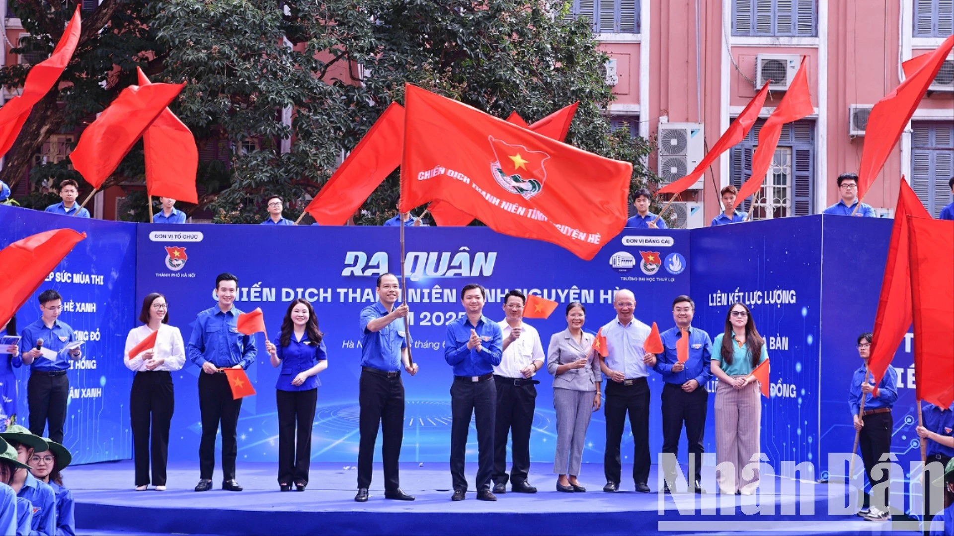 Đại diện Trung ương Đoàn, Thành đoàn Hà Nội và các đơn vị liên quan thực hiện nghi thức khởi động Chiến dịch "Thanh niên tình nguyện hè" năm 2025.