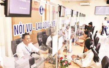 Người dân đến làm thủ tục tại Trung tâm phục vụ hành chính công huyện Tân Sơn.