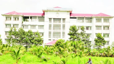 Công trình Trường đại học Công thương Thành phố Hồ Chí Minh tại xã Châu Thành, tỉnh Vĩnh Long xây xong từ năm 2012 và đã bỏ hoang từ đó đến nay.