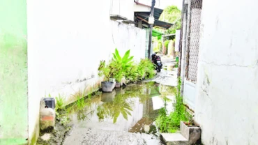 Một đoạn trong khu vực công trình bị ngập, gây bức xúc cho người dân.
