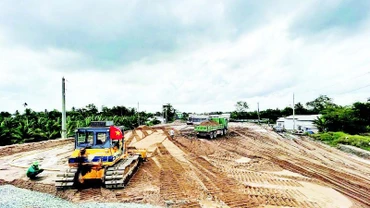 Thi công trên tuyến đường cao tốc Cần Thơ-Cà Mau.
