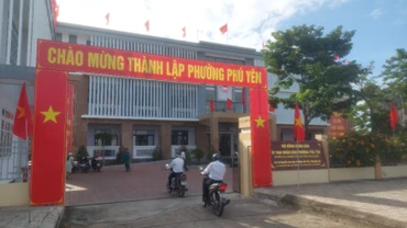 Cán bộ, viên chức phường Phú Yên phấn khởi đến cơ quan mới trong ngày 1/7.