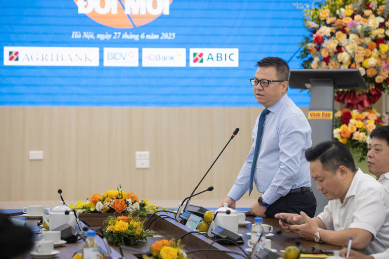 Tổng Biên tập Lê Quốc Minh thông tin về Cuộc thi. nhiepanh-tbt.jpg
