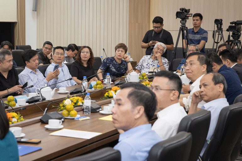 Đông đảo các nghệ sĩ nhiếp ảnh, phóng viên ảnh báo chí tham dự Lễ phát động. nhiepanh1.jpg