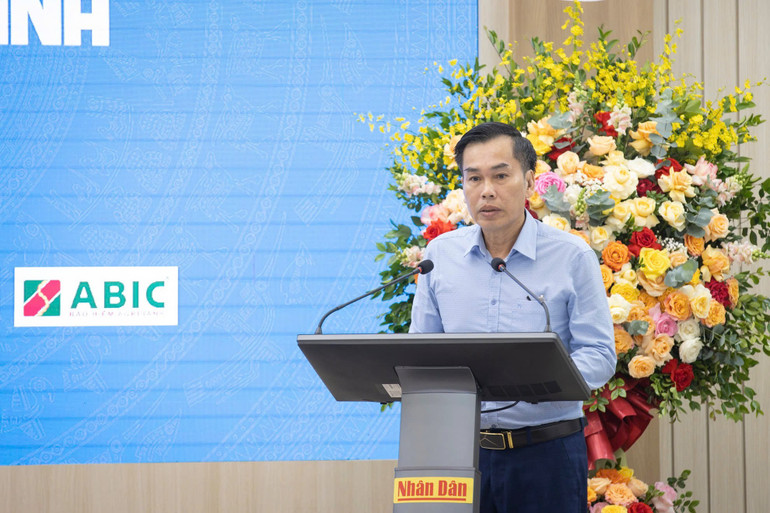 Nghệ sĩ nhiếp ảnh Hồ Sỹ Minh phát biểu tại Lễ phát động. nhiepanh-hosyminh.jpg