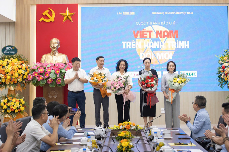 Ban tổ chức Cuộc thi tặng hoa cho các nhà tài trợ. nhiepanh-tanghoa.jpg