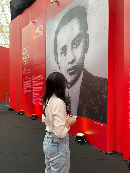Không chỉ nhìn rõ - hiểu sâu, nhiều bạn trẻ còn tranh thủ ghi lại những điều tâm đắc, ấn tượng khi tham quan triển lãm. a3.jpg