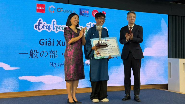 نگوین هوآی فونگ، نویسنده، جایزه عالی را در بخش آزادی از آن خود کرد. dongthoai.jpg