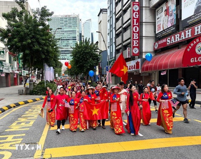 Diễu hành áo dài hữu nghị Malaysia – Việt Nam tại Kuala Lumpur. (Ảnh: TTXVN) Diễu hành áo dài hữu nghị Malaysia – Việt Nam tại Kuala Lumpur. (Ảnh: TTXVN)