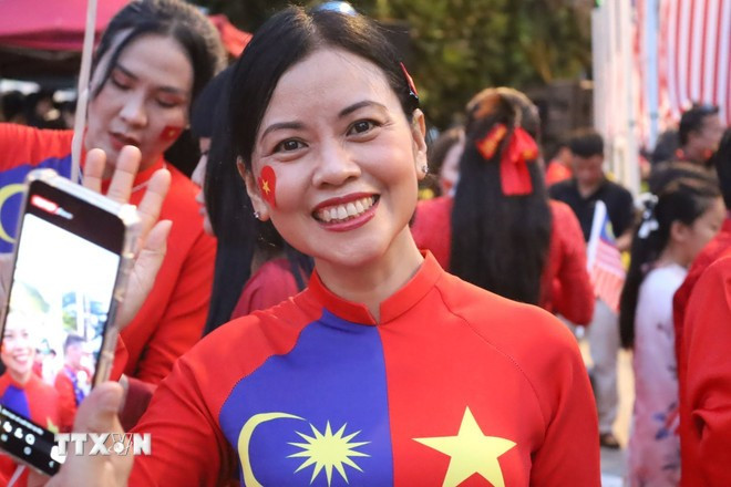 Chị Nguyễn Liên, Chủ nhiệm Câu lạc bộ Di sản áo dài Việt Nam tại Malaysia, tác giả thiết kế “Áo dài hữu nghị Malaysia-Việt Nam. (Ảnh: Viên Luyến/TTXVN) Chị Nguyễn Liên, Chủ nhiệm Câu lạc bộ Di sản áo dài Việt Nam tại Malaysia, tác giả thiết kế “Áo dài hữu nghị Malaysia-Việt Nam. (Ảnh: Viên Luyến/TTXVN)