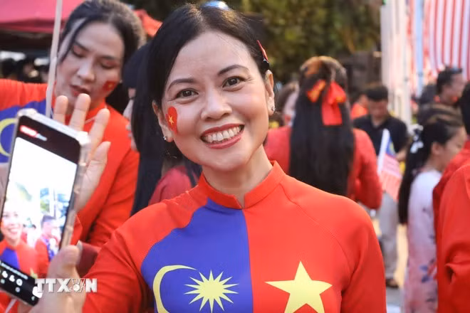 Chị Nguyễn Liên, Chủ nhiệm Câu lạc bộ Di sản áo dài Việt Nam tại Malaysia, tác giả thiết kế “Áo dài hữu nghị Malaysia-Việt Nam. (Ảnh: Viên Luyến/TTXVN)