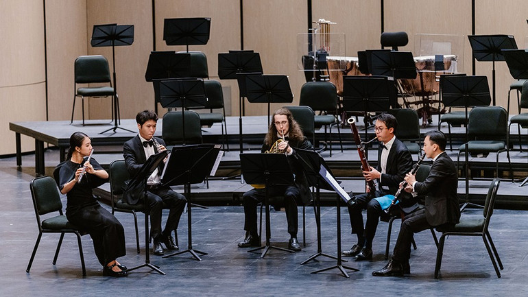 Ngũ tấu kèn gỗ trình diễn tác phẩm Trois pièces brèves (wind quintet) của nhà soạn nhạc Jacques Ibert. y3.jpg