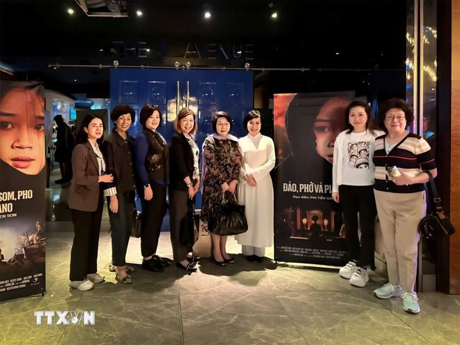 Tổng Lãnh sự Việt Nam tại Hong Kong (Trung Quốc) Lê Đức Hạnh (mặc áo dài) cùng khách mời tại buổi công chiếu bộ phim "Đào, Phở và Piano" tại Liên hoan phim ASEAN. (Ảnh: TTXVN) Tổng Lãnh sự Việt Nam tại Hong Kong (Trung Quốc) Lê Đức Hạnh (mặc áo dài) cùng khách mời tại buổi công chiếu bộ phim "Đào, Phở và Piano" tại Liên hoan phim ASEAN. (Ảnh: TTXVN)