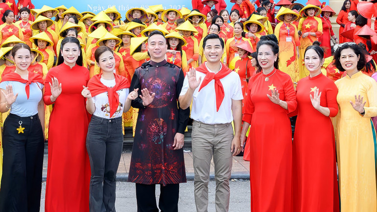 المصمم دو ترينه هواي نام في الحفل. aodai3.jpg