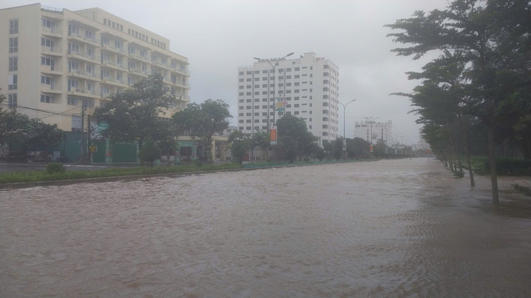 Sóng biển đã tràn vào tuyến đường ven bờ. nuocngap.jpg