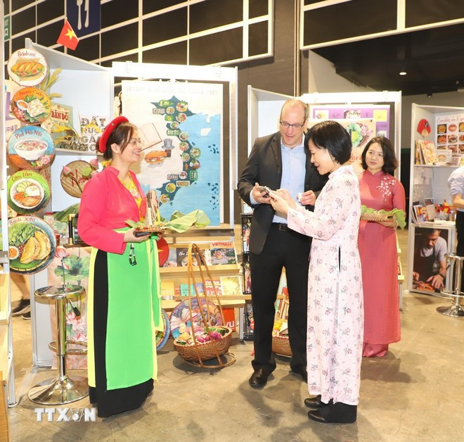 Tổng Lãnh sự Israel tại Hong Kong Amir Lati và Tổng Lãnh sự Việt Nam tại Hong Kong và Macau Lê Đức Hạnh tại gian trưng bày của Việt Nam. (Ảnh: Xuân Vịnh/TTXVN) Tổng Lãnh sự Israel tại Hong Kong Amir Lati và Tổng Lãnh sự Việt Nam tại Hong Kong và Macau Lê Đức Hạnh tại gian trưng bày của Việt Nam. (Ảnh: Xuân Vịnh/TTXVN)
