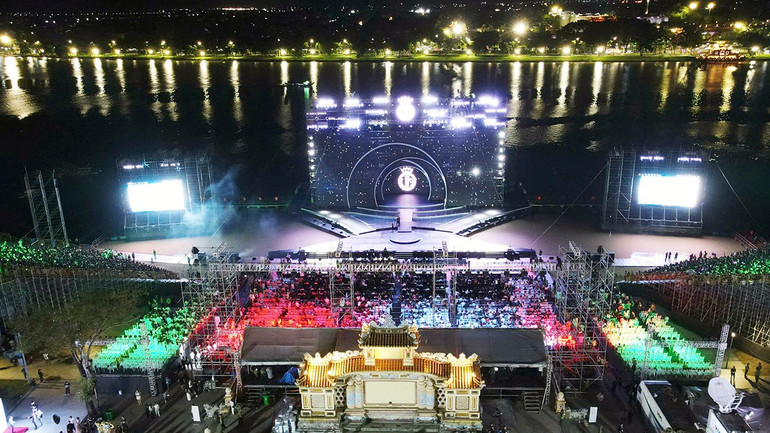Sân khấu thực cảnh đêm chung kết. hoahauvietnam-sk.jpg