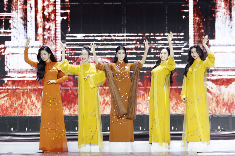 Các thí sinh trong trang phục áo dài. hoahauvietnam-aodai.jpg