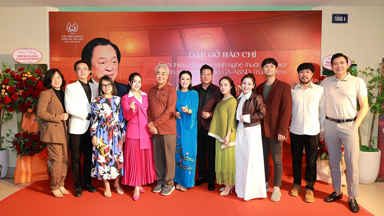 این برنامه با حضور نسلهای زیادی از دانشجویان استاد، هنرمند مردمی، ترونگ کین، برگزار شد. loica1.jpg