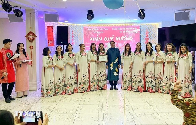 Đại sứ Việt Nam tại Belarus Nguyễn Văn Trung (giữa) phát biểu chúc Tết tại “Xuân Quê hương - Bính Ngọ 2026.” (Ảnh: TTXVN phát)