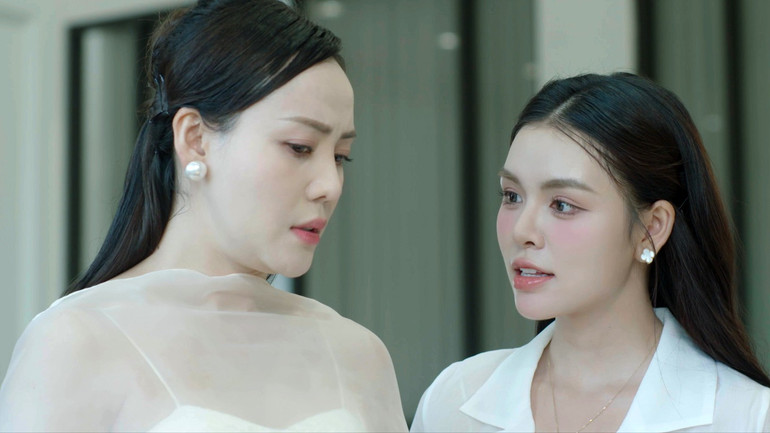 Huyền Trang (trái), vào vai doanh nghiệp của tỉnh trong vòng xoáy tiêu cực. lanranh5.jpg