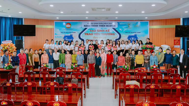 ການນຳທ້ອງຖິ່ນໄດ້ມອບໃບຢັ້ງຢືນ “ຫົວໃຈຄຳ” ໃຫ້ຄະນະຈັດຕັ້ງ ແລະ ຜູ້ອຸປະຖຳ. traoqua.jpg