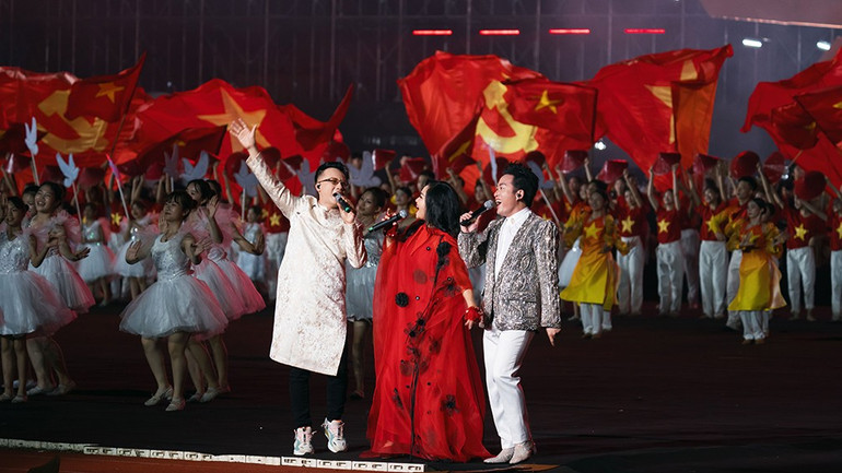 Hoang Bach tampil bersama Artis Rakyat Thanh Lam dan penyanyi Tung Duong. hoangbach5.jpg