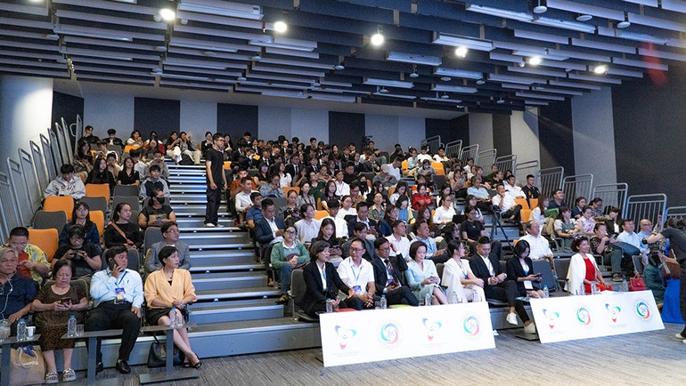 Un număr mare de delegați au participat la conferință. congnghe.jpg