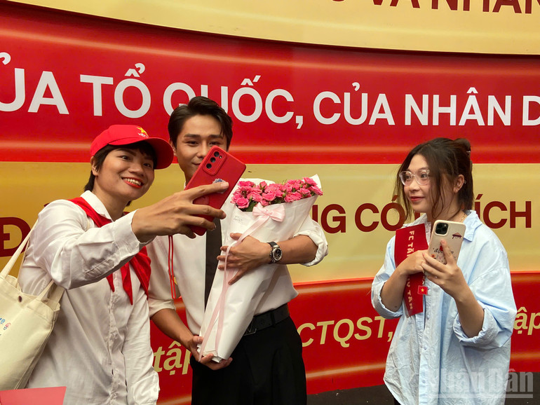 Nhạc sĩ Tăng Duy Tân chụp ảnh với khán giả. ndo_br_tdt2.jpg