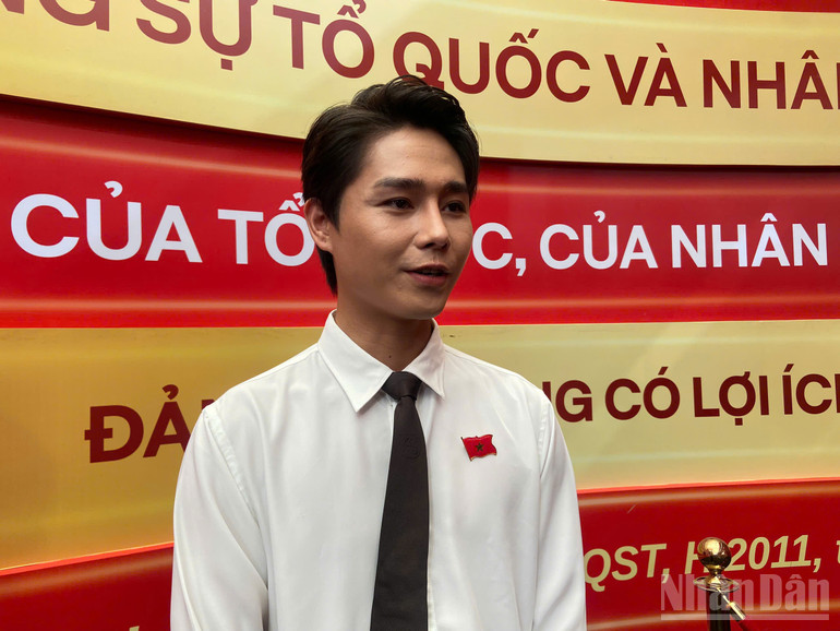 Tăng Duy Tân trả lời phỏng vấn báo chí. ndo_br_tdt.jpg