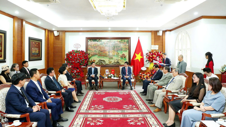 Buổi lễ trao bằng khen cho ông Lý Xương Căn. lyxuongcan1.jpg