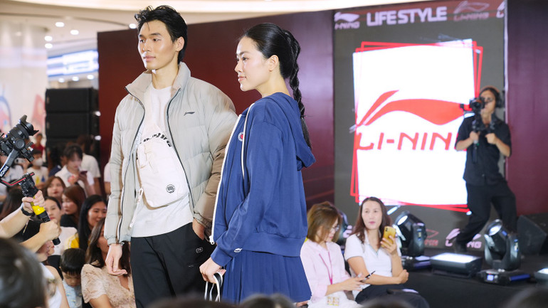 A set of design samples were presented at the show. thoitrang1.jpg