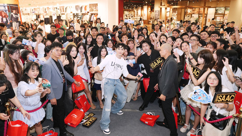 The show exploded with the appearance of singer Isaac. thoitrang-isaac.jpg