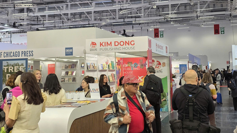 Kim Dong's booth attracted a large number of visitors. kdhoisach3.jpg