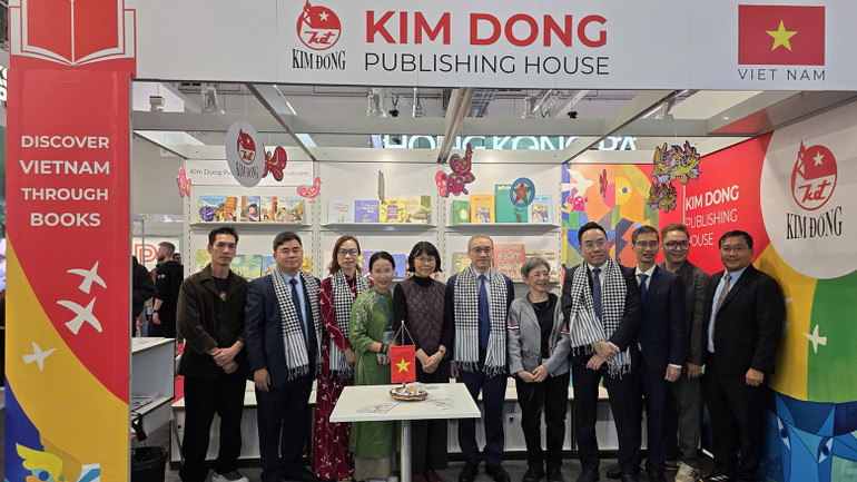 Delegates from the Ministry of Culture, Sports and Tourism, the Department of Publishing, Printing and Distribution... visited Kim Dong's booth. kdhoisach1.jpg