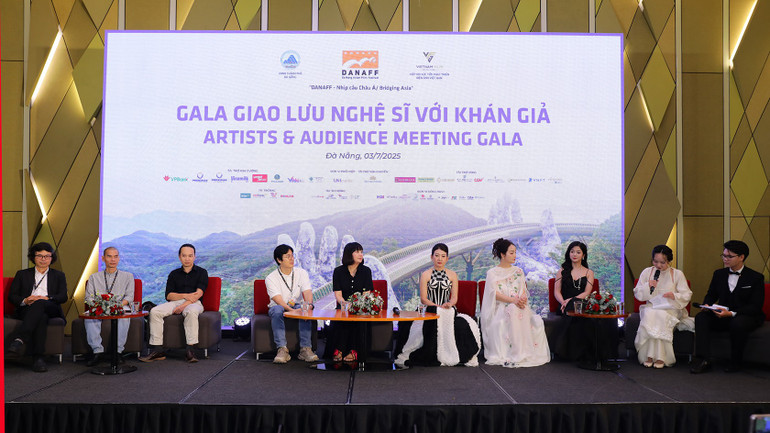 Các nghệ sĩ trò chuyện cùng khán giả. giaoluu.jpg