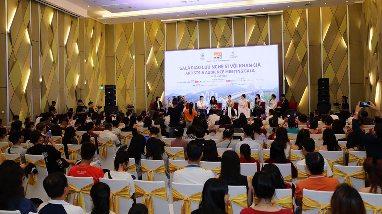 Đông đảo khán giả, nghệ sĩ đến dự buổi giao lưu giữa nghệ sĩ và khán giả bên lề Liên hoan phim. giaoluu1.jpg