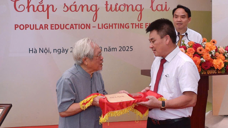 លោកគ្រូ ង្វៀន ហ្វុងនៀន បានប្រគល់វត្ថុបុរាណ ទៅកាន់សារមន្ទីរប្រវត្តិសាស្ត្រ។ bdhv-bacnien.jpg