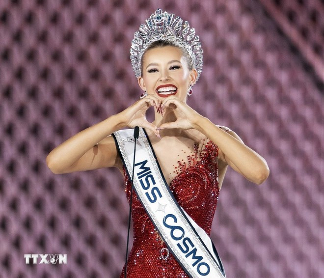 Khoảnh khắc đăng quang của Miss Cosmo 2025 Yolina Lindquist (đại diện từ Mỹ). (Ảnh: TTXVN)