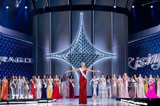 Khoảnh khắc đăng quang của Miss Cosmo 2025 Yolina Lindquist (đại diện từ Mỹ). (Ảnh: TTXVN)