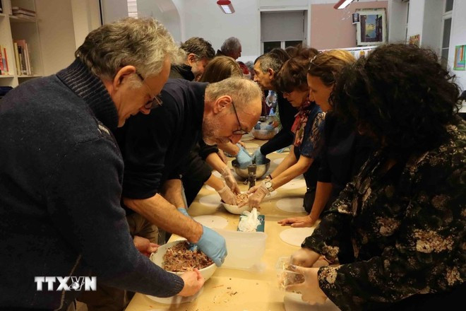 Các học viên tập làm nem. (Ảnh: TTXVN)