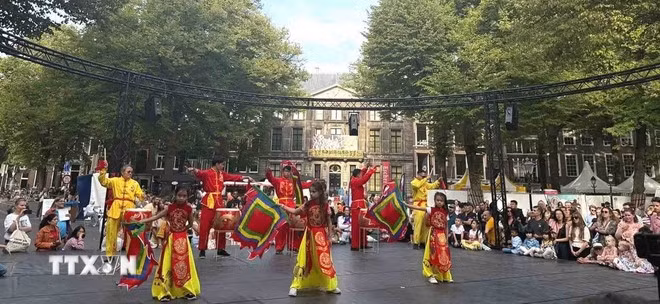 Tiết mục “Hào khí Việt Nam” do Hội người Việt Nam tại Hà Lan biểu diễn. (Ảnh: TTXVN)