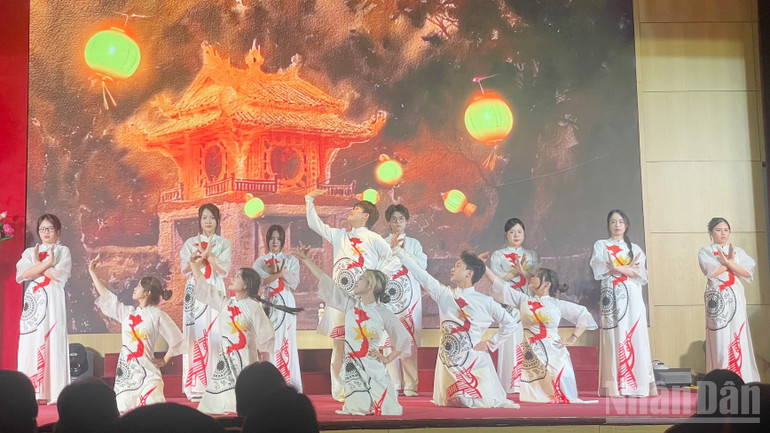 Mash-up-fremføring av Xam med moderne musikk. ndo_br_demtho3.jpg