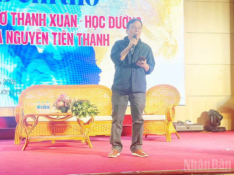 Poeten Nguyen Tien Thanh forteller historien om sin poetiske reise. ndo_br_demtho.jpg