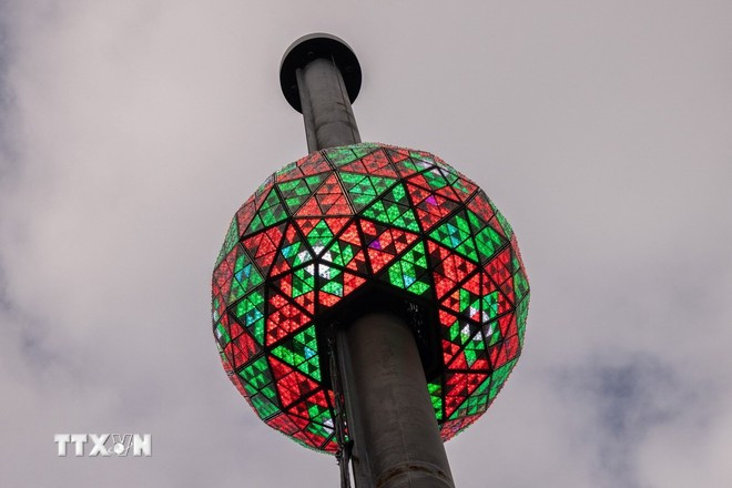 Quả cầu pha lê được chuẩn bị kỹ lưỡng trước thời khắc đón Năm mới 2024 ở New York, Mỹ. (Ảnh: AFP/TTXVN)