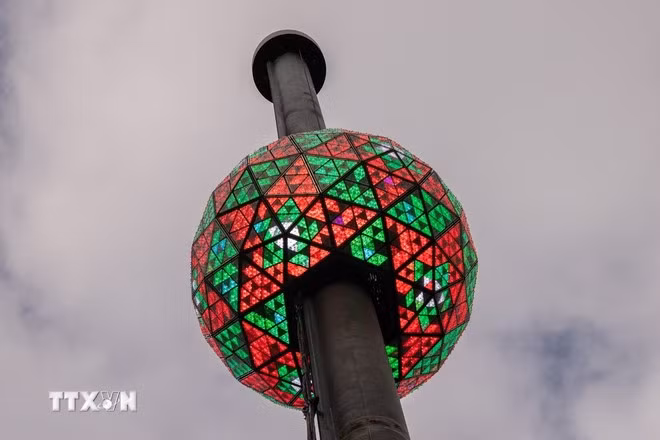 Quả cầu pha lê được chuẩn bị kỹ lưỡng trước thời khắc đón Năm mới 2024 ở New York, Mỹ. (Ảnh: AFP/TTXVN)