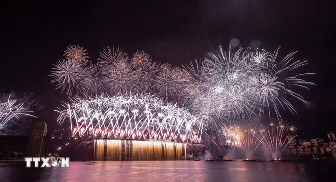 Màn pháo hoa chào đón Năm mới tại Sydney, Australia. (Ảnh: THX/TTXVN)