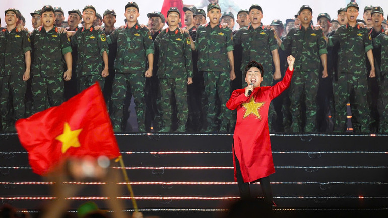 Le chanteur Tung Duong dans le programme. tuhao3.jpg