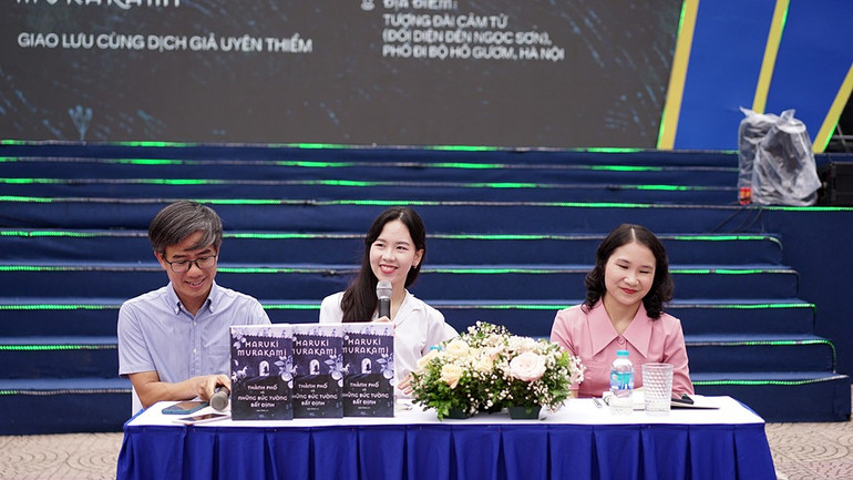 Dịch giả Uyên Thiểm, nhà văn Hiền Trang và Tiến sĩ văn học Trần Thị Thục trò chuyện về tác phẩm mới của Murakami. murakami2.jpg